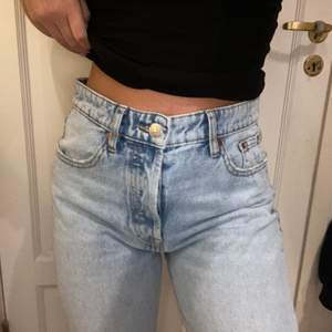 Zara High Rise straight jeans, använda ett fåtal gånger och med egengjorda slitningar💗frakt ingår💗