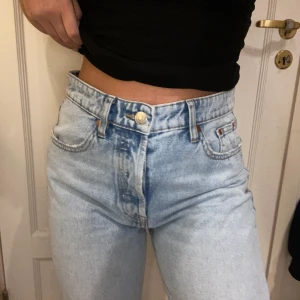 Zara jeans - Zara High Rise straight jeans, använda ett fåtal gånger och med egengjorda slitningar💗frakt ingår💗