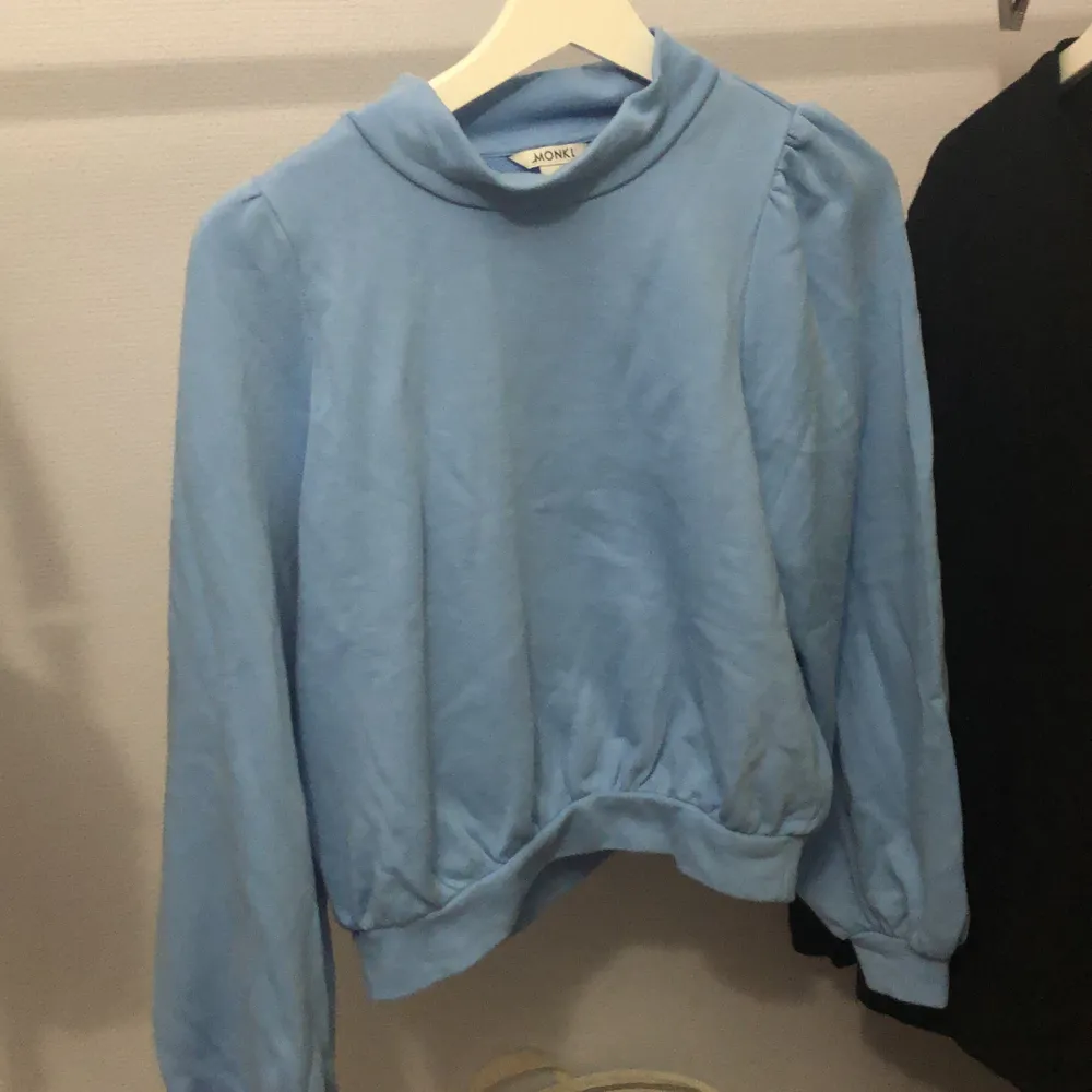 Snygg o gullig blå sweatshirt från monki. Den har lite puffärmar och halvpolo, säljer för 150kr💙, kan få för 160kr inkl frakt! Bra pris då tröjans ord. pris är 300kr!!!. Tröjor & Koftor.