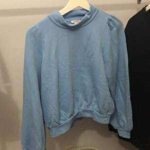 Snygg o gullig blå sweatshirt från monki. Den har lite puffärmar och halvpolo, säljer för 150kr💙, kan få för 160kr inkl frakt! Bra pris då tröjans ord. pris är 300kr!!!