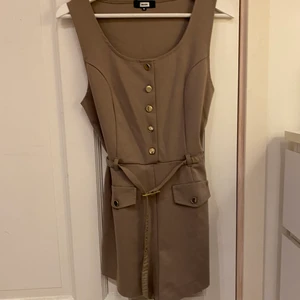 Jumpsuite - Supersnygg jumpsuite från Bikbok i M, finns i både svart och beige💗oanvända💗 Båda kostar 130kr tillsammans inklusive frakt💗