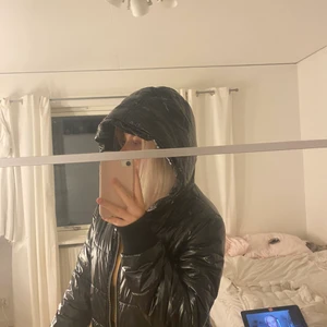 Lack jacka  - En super varm å fin lack jacka med luva den är lite puffig i storlek 42 men jag brukar ha storlek 36 i jackor och jag tycker den sitter bra fast lite over sizet. 300 elr lägg ett bud i kommentarerna + frakt