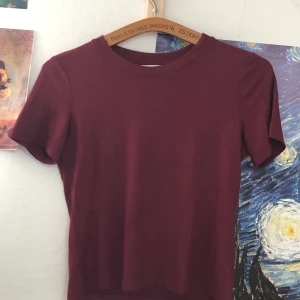 ribbad t-shirt - ribbad, vinröd t-shirt från monki. kan mötas upp i växjö eller så står köparen för frakten.😇