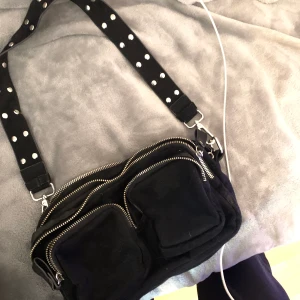 Väska Gina tricot - Svart väska från gina, fin o bra skick. inte så mycket använd 