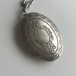 Halsband - Jättefint silvrigt halsband med lång kedja🤩 Köpt i turkiet, helt oanvänt! Berlocken är ca 4cm. Frakt 11kr                       Högst bud just nu: 95kr