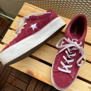 Converse chunky - 🤎Converse med hög sula i vinröd färg. Unika och jättesköna. NYSKICK❗️😍🤎