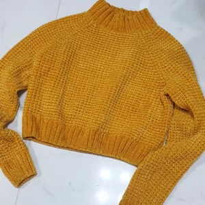 Hm tröja - Härlig hm tröja stickad i en stark gul/orange färg  jättemysig. Storlek xs men jag är en small så den passar folk som har small :) 