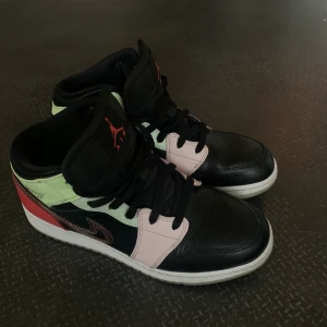 Jordan 1 Mid Glows In The dark - Intressekoll på mina unika jordans som är i toppen sick då de är använda endast ett fåtal gånger. Strl 40 men passar mig som har 38-39. Buda i kommentarerna 🥰 bud just nu:1200