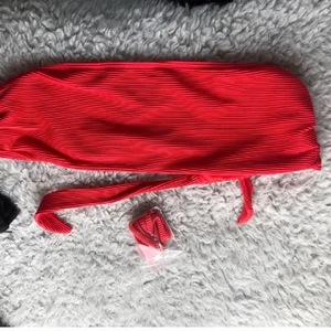Oanvänd röd bikini  - Sälj pågrund av att den inte är i min storlek, den är aldrig använd och köpt på hm, storlek 42 men passar från 38 och uppåt då den går att knyta som man vill.