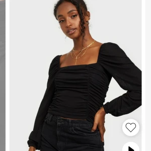Nelly top - Tänkte kolla om det finns någon som är intresserad av denna fina Nelly top! Storlek M men passar allt från XS-M. Stretchiga material. Kan skicka fler bilder. Köptes för 299kr, kom med bud! ☺️ endast testad