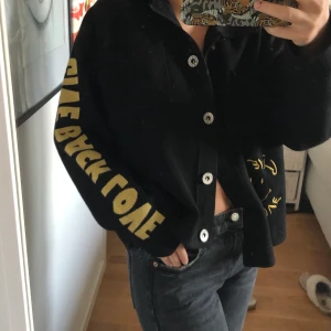 Sandro jacka - En superfin sandro jacka som är slut överallt. Det är i limited edition och därför väldigt unik och svåråtkomlig. Jackan är enbart använd 2-3 gånger så den har ett väldigt bra skick! Buda gärna! 