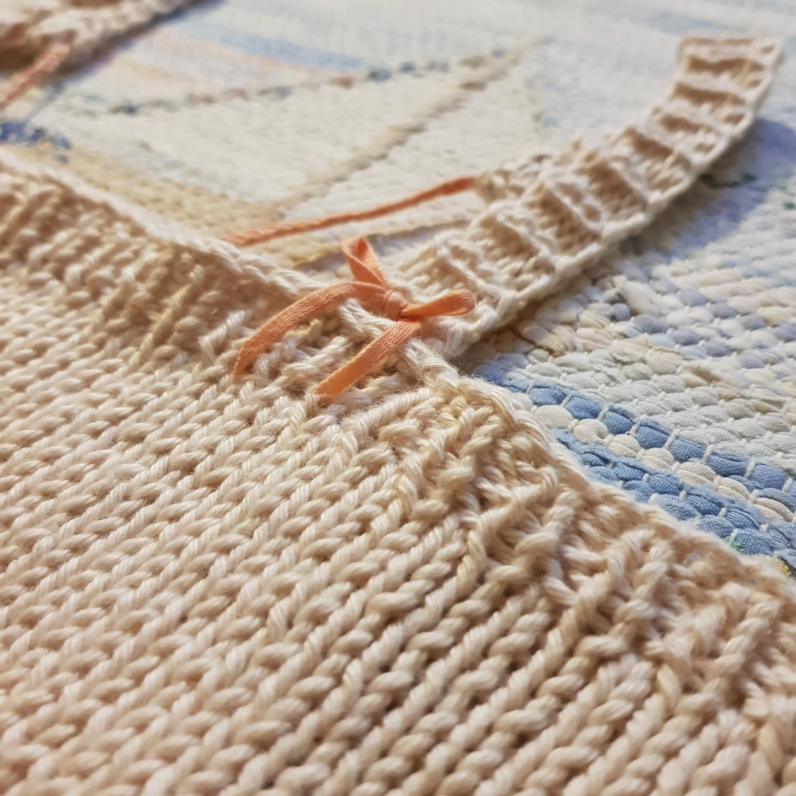 Handstickad top med fina detaljer - 90