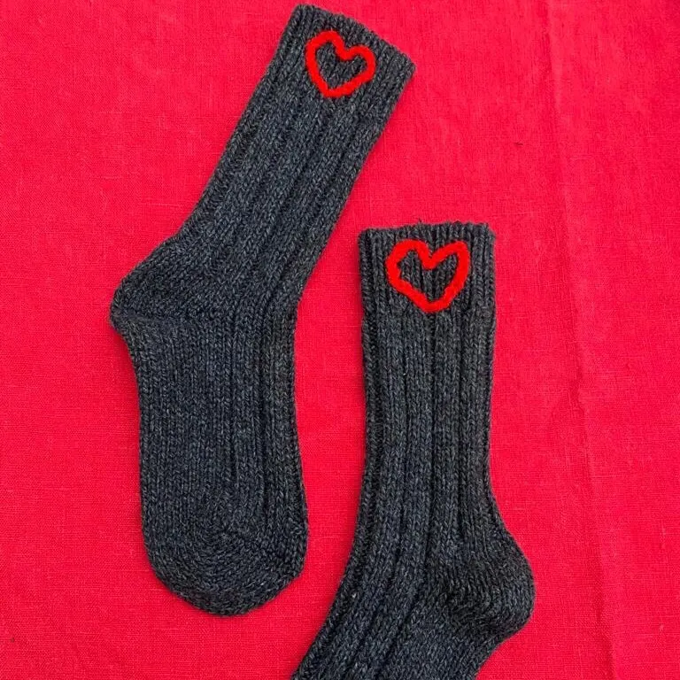 Sköna, varma och snygga sockor som passar perfekt till jul och som en julklapp!🎁 De finns i ljusgrå och mörkgrå i flera storlekar! Vi broderar dem själva och de kostar 89kr/ styck + frakt❤️. Stickat.