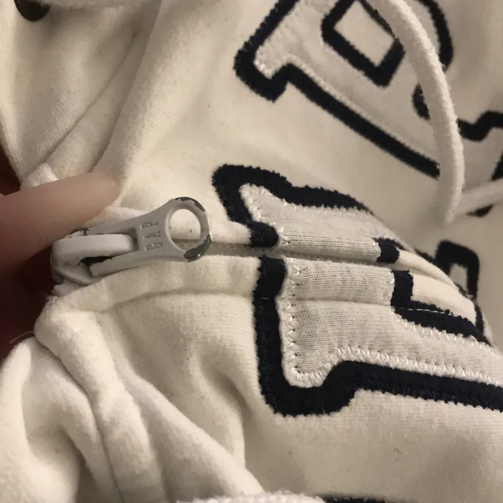 Snygg gap hoodie i vitt, helt felfri förutom dragkedjan där färgen släppt lite. Hoodies.