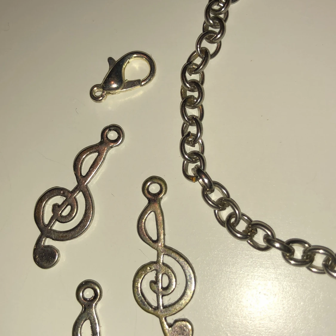 Armband med berlocker  - 90