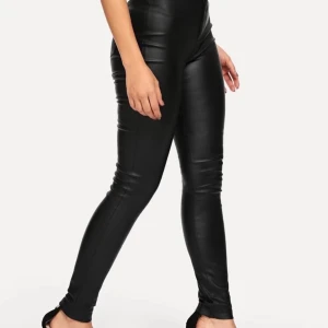 Högmidjade skinnbyxor storlek L - Högmidjade skinnbyxor, väldigt stretchiga. 