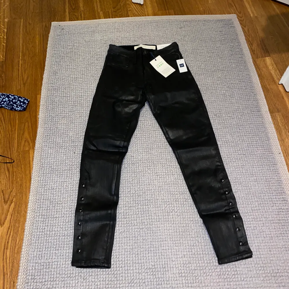 Skinnbyxor från Gap. Aldrig använda. Nypris 80 dollar (800 kr). Snygg detalj vid anklarna. Storlek 25.. Jeans & Byxor.