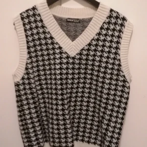 Stickad väst  - Jättemjuk och fin stickad väst. Helt ny och aldrig använd, säljer pga fått i present och den inte är min stil. Storlek M men sitter mer som en S. 200kr inklusive frakt. Har inga djur i hemmet eller så 💓