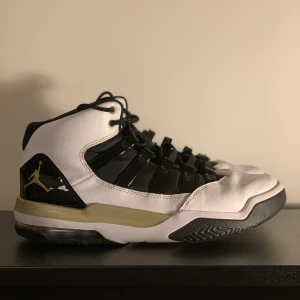 Jordans MAX AURA 2  - Säljer mina Jordans Max aura 2. Har använt de ett tag nu. Den är i storlek 42. Släpper den för 450kr vid snabb affär😋 mer bilder? skriv privat👍