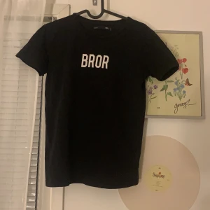 Bror t-shirt - Sketacool t-shirt med trycket ”BROR” över bröstet. Väldigt fräsig om jag får säga det själv ✌️🤠 Fint skick! Storlek XS;) pris kan diskuteras