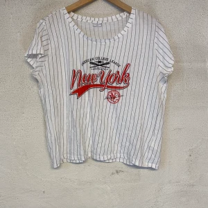 Randig t-shirt  - Vit randig t-shirt ifrån Jacqueline de yong. I storlek M, men är ganska kort i modellen. Säljer för 30kr, köparen stor för frakten.