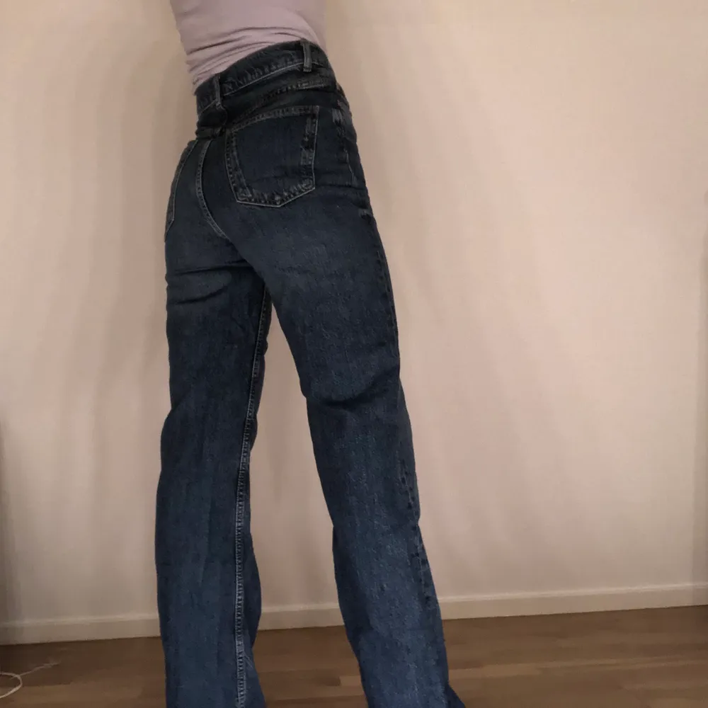 Mörkblå jeans från Zara! Säljer pga att de är för stora för mig:/ Aldrig Använda!💙. Jeans & Byxor.