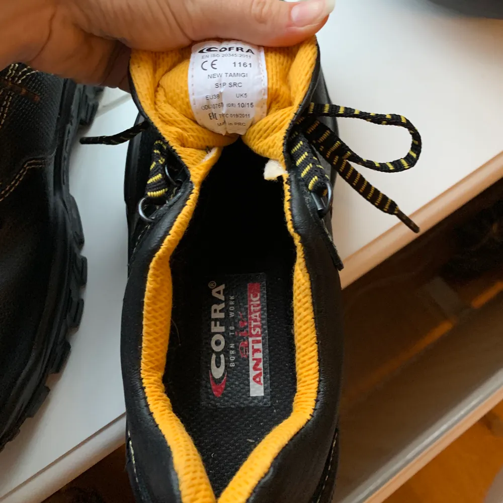Helt oanvända skor med stålhätta som aldrig kommit till användning. Ordinarie pris 890kr men säljer för 400. Vid snabb affär kan vi ändra priset. Köparen står för frakt 💛. Skor.