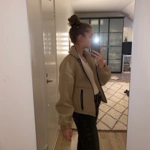 Jacka från zara - Säljer nu denna super coola och snygga jacka från Zara. Säljer pågrund av att jag inte längre använder den. Använd runt 5 gånger, så det är i bra skick förutom en pytteliten fläck under kragen i nacken som man inte ser. Köptes för 400kr. Köpare står för frakt. 