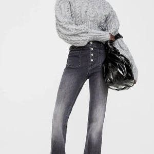 Zara grå jeans - Fina zara jeans i storlek xs. Bara använda ett fåtal gånger så i bra skick.
