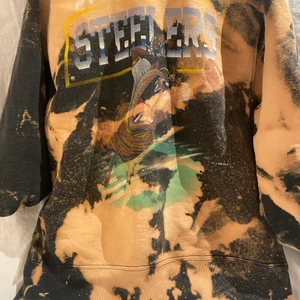 Retro sweatshirt - Säljer denna skit snygga retro  sweatshirt då jag inte använder den längre den är lite mer en 20 år gammal 