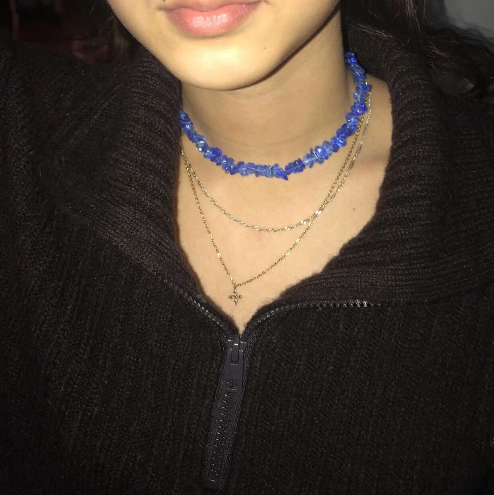 Blått halsband i med blåa plast pärlor köpt av uf företag för 2 år sen  jätte fin och nytt skick fri frakt. Accessoarer.
