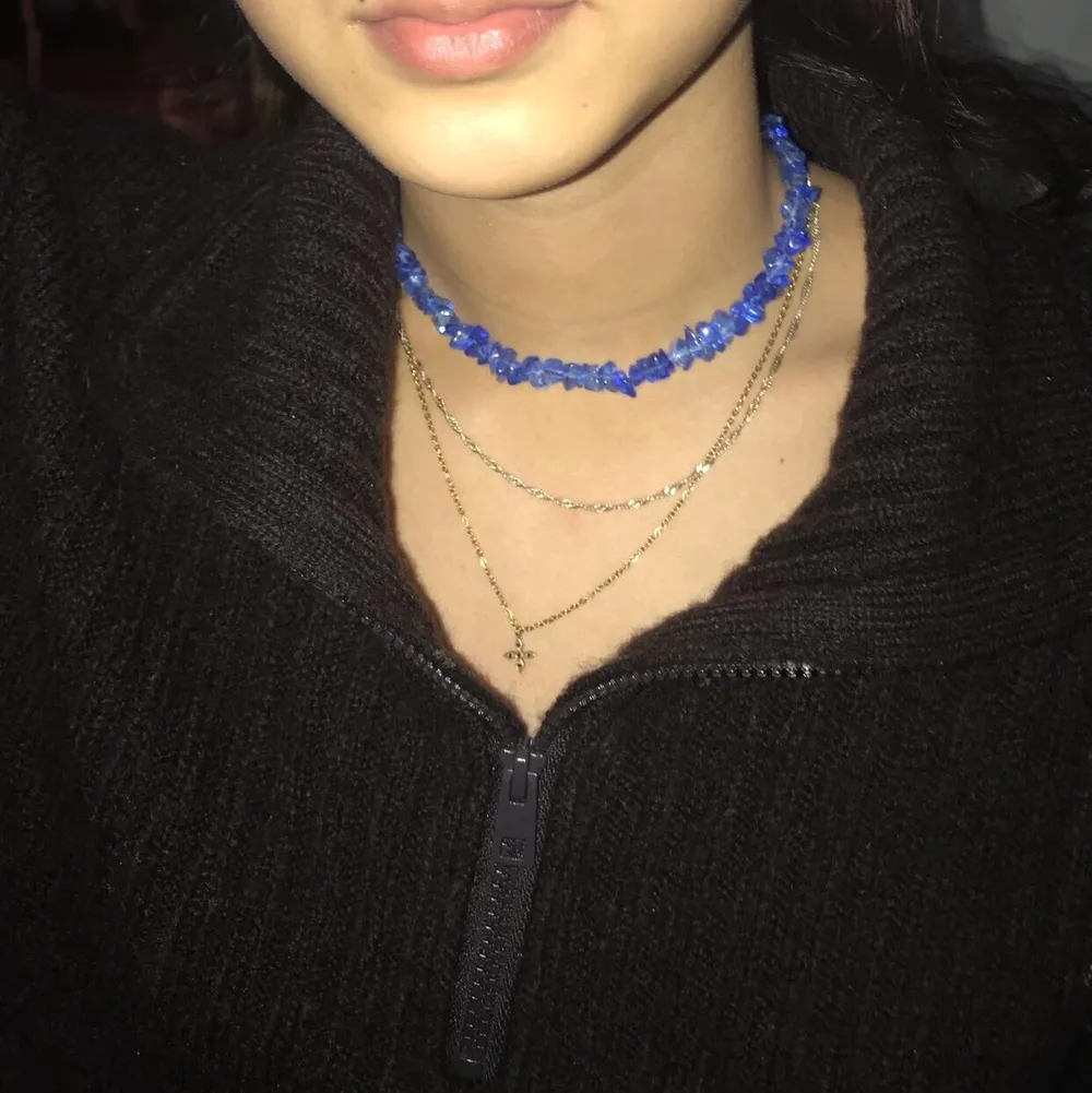 Blått halsband i med blåa plast pärlor köpt av uf företag för 2 år sen  jätte fin och nytt skick fri frakt. Accessoarer.