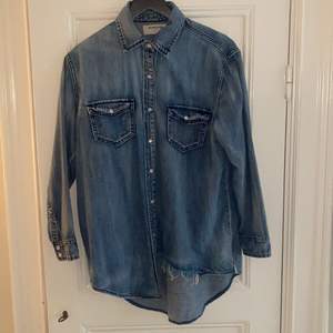 Denimskjorta från One Teaspoon med snygg detalj. Strl small men lite oversize modell. Endast använd ett fåtal gånger så nästan som ny. Nypris 1299 sek 