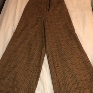 rutiga byxor strl XS-S - jätte fina och trendiga byxor strl XS men passar bättre i S (köpt i USA) 120kr (ej inkl frakt) kontakta mig vid intresse ev. frågor/fler bilder 💓💓