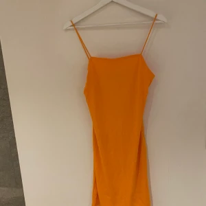 Bikbok klänning i storlek M  - Denna klänningen från Bikbok är väldigt stretchiga och har ett väldigt skönt material. Eftersom att den är väldigt stretchiga så passar den nog dem flesta och den formar sig då efter den kroppsform som just du har. Har haft den va 4 gånger. 