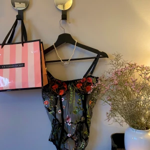 Blommig body, aldrig använd - Superfin blommig body som tyvärr aldrig blivit använd. Kan mötas upp i Stockholm annars betalar du frakten💕🌿🌸