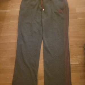 Adidas byxor st 40 - Nya Adidas byxor i st 40 grå. 