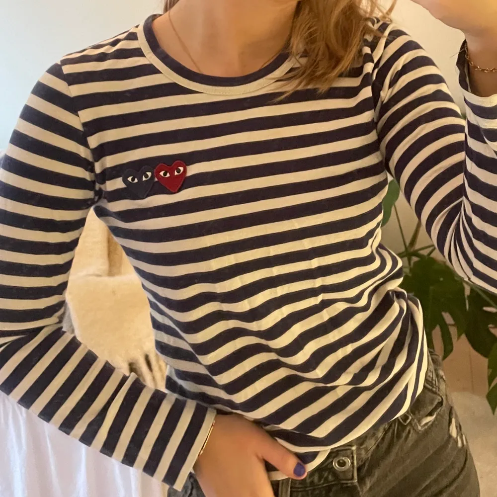 Comme des garcons tröja i storlek Xs, köptes på Dover street market för ca 1000 kr. ❤️💙 buda i kommentarerna: lägsta bud 200! Budgivning avslutas den 11/12 (fredag) leverans: 65kr . Toppar.