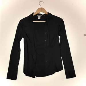 Svart figursydd skjorta - Svart figursydd skjorta