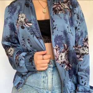 SATIN JACKA  - SUPERFIN satin jacka! Vackra färger och fint mönster🌸  STRL 36 😍