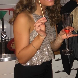 Glittrig festtopp  - Säljer den här favoriten, sjukt snygg och passar perfekt till fest! Den är i storlek XS och kommer från Zara, frakten tillkommer❤️