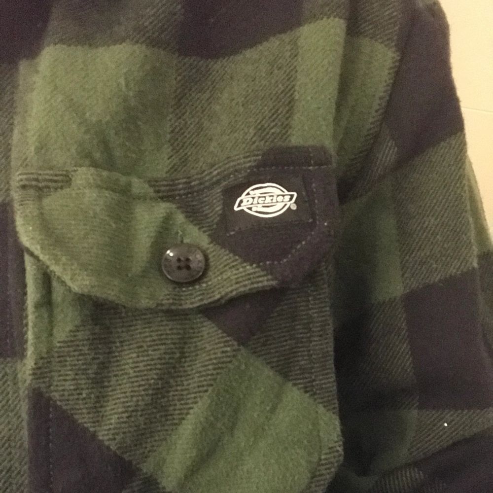 Intressekoll på min gröna dickies flanellskjorta! Den är ganska tunn sp man kan använda den som en tröja eller jacka. Köpt på herravdelningen i xs så den är over-sized på mig som i vanliga fall har xs/s. Nypris 650 på Hollywood men säljer här för 250. Använd men i nyskick.. Skjortor.
