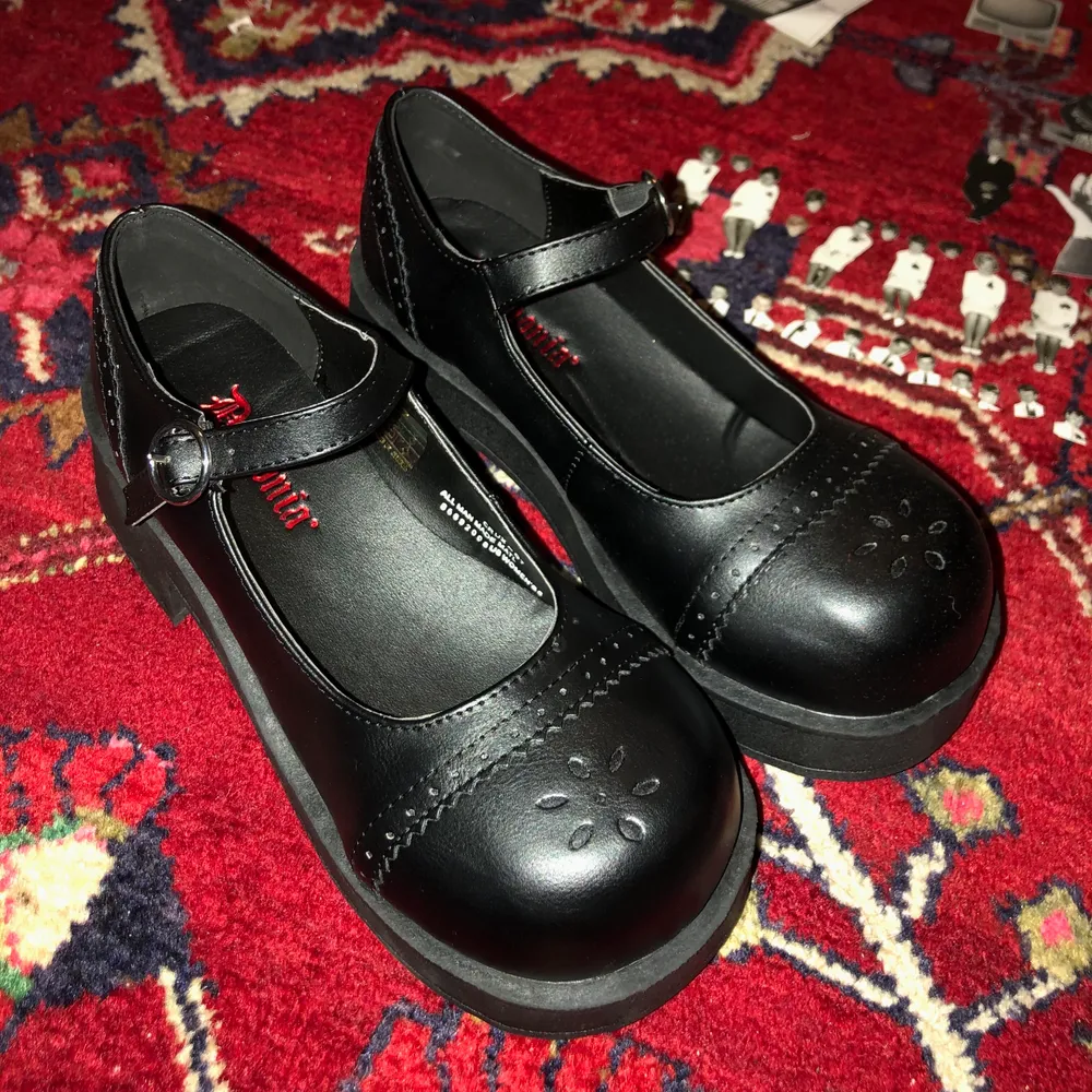 Så så så fina platform mary jane skor! helt nya från demonia då de var förstora för mig. De är i storlek 36 men skulle verkligen säga att d passar en 37a bättre!😘. Skor.