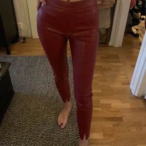 Röda skinnbyxor - Röda skinnbyxor från zara, för små för mig. Inte använda mer än 3 gånger så på toppskick. 50 kr + frakt.