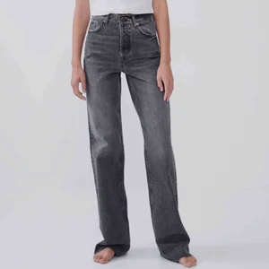 Grå zara jeans  - Populära zara jeansen i stl 40. Vida,långa och snygga. Orginallängd. Jag är 179 cm lång. Lägg ett bud!✨🕺🏼
