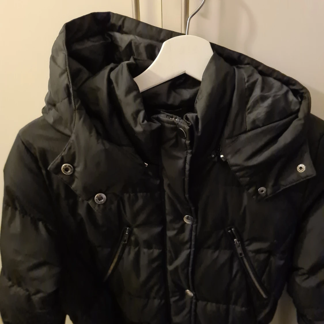 Svart vinterjacka med midjebälte strl S - 91