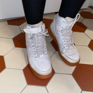 Nike Air Force 1 high strl 40 - Höga, benvita Air force 1 köpta på sneakers and stuff. Gott skick, använda max 10 gånger. Superbekväma och studsiga att gå i. Tål regn och lätta att tvätta. Nypris: 1800, bud: 400. 