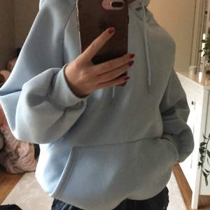Säljer denna assnygga ljusblå hoodie i okej skick💙 Säljer för 140kr🤍 sitter jättefint. Och den är lite nopprig men mycket tjock med bra och tåligt material!