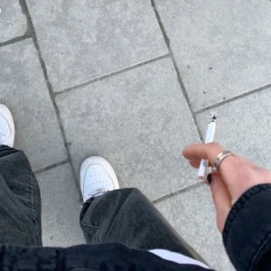 Jeans - Jeans i en ganska loose fit. Dom är från uniqle?. Använda några gånger i våras men kommer tyvärr inte till användning längre. Står att storleken är 23 men jag har 24/25/xs och dom passar mig. 250 inkl frakt💟💋💋