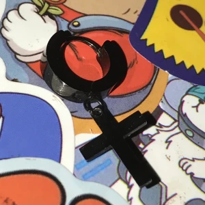 Svart Kors Örhänge - Svart Kors örhänge. Säljer för 50kr + 11kr frakt:) 